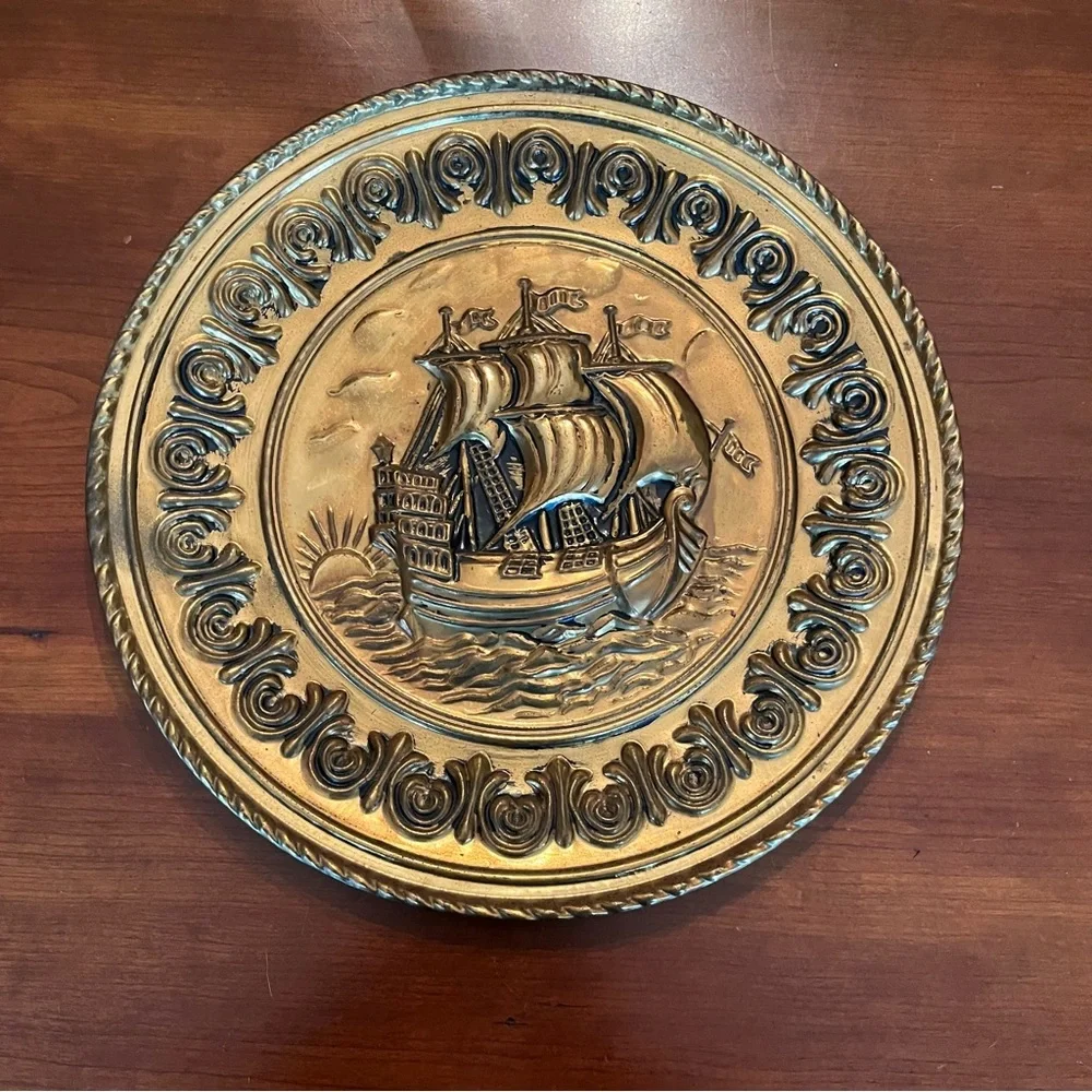 Vintage embossed brass plates wall decor set of 2 Nautical Colonial Pub Scene - Picture 4 of 11